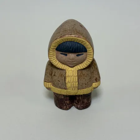 Figurin "Eskimå" Lisa Larson för Rörstrand, ur serien All världens barn, höjd 12cm, stämpelmärkt, stengods, krackerleringar. Skickas med paket.