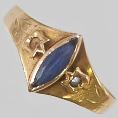 Ring Ø19¼, bredd:11mm, blå sten, en pärla saknas, 18K 2,4g.