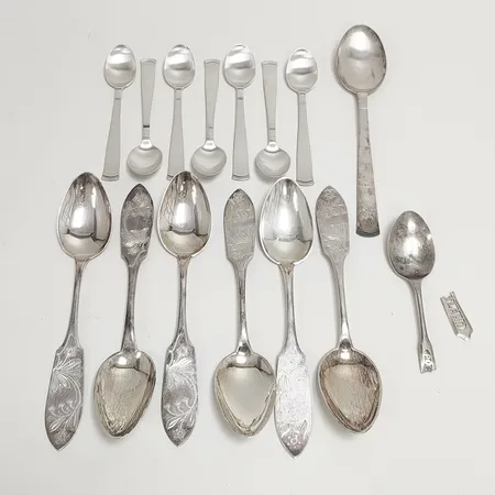 Femton skedar, olika modeller, gravyrer, defekt, 830/1000 silver Vikt: 355,6 g