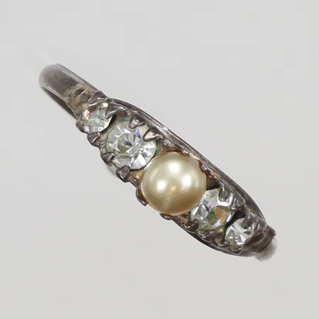 Ring med vit strass samt imitationspärla stl:20 bredd 1,5-4mm silver 835/1000 Vikt: 1,3 g