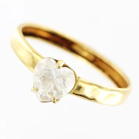Ring hjärtslipad sten, stl 17½, bredd 2,5-6,5mm, bucklor på skenan, 18K Vikt: 1,1 g