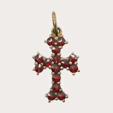 Hänge kors med granater, längd 21mm, bredd 11,4mm, förgyllt silver 830/1000 Vikt: 1 g