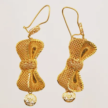 Ett par örhängen med genombruten dekor, längd ca 70mm, inklusive ögla, buckliga öglor, bredd 19mm, 21K Vikt: 10,3 g