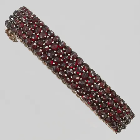 Armring med granater, öppningsbar, ca 60x51mm, bredd:11mm, förgylld metall, graverad.