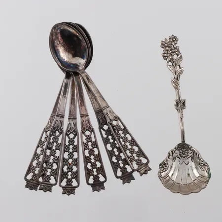 Skedar 6 st Prinsess silver 830/1000,längd ca 10 cm + sked silver längd ca 10 cm. Vikt: 74,9 g