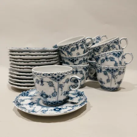 Tretton koppar och fat Royal Copenhagen Musselmalet nr:1035, Ø13,5, kopp höjd:6cm, porslin Skickas med postpaket.