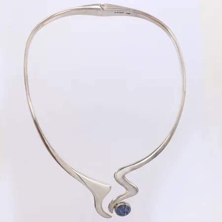 Stelt collier Exign, ledat, blå sten, längd 16,5cm, bredd ca 6cm, 925/1000 silver Vikt: 91,4 g