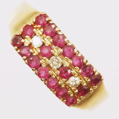 Ring med rubiner samt diamanter, 3xca0,03ct, en indikerar på syntetisk, rubiner troligen syntetiska, stl 20, bredd 2,8-8,2mm, 18K  Vikt: 4,8 g