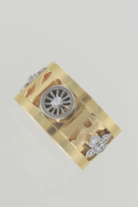 Ring med diamanter 0,15ct stl 19½ mm bredd 13 mm, graverad. 18K Vikt: 24,4 g