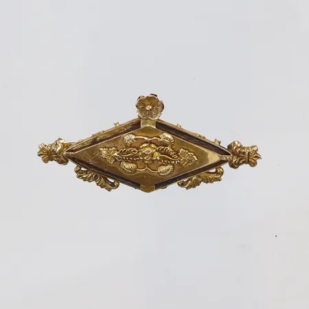 Brosch med hårarbete med växtdekor 52x26mm, gravyr, ostämplad, med lödningar i annan metall samt del av lås i annan metall 14K Vikt: 4,7 g