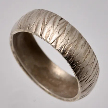Ring i silver, stl 18¼, bredd 6,9mm, 830/1000, tillverkad av Victor Janson Guldvaru Ab, år 1975, vikt 4,24g.