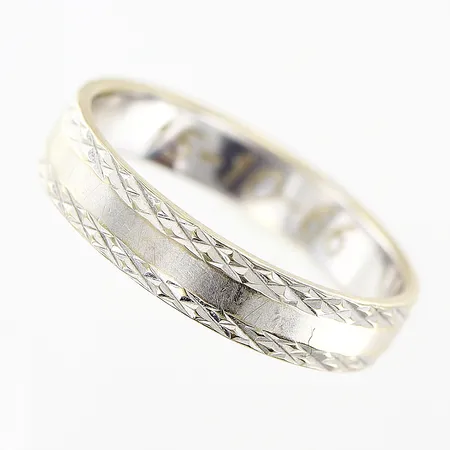 Ring, stl 17¼, bredd 3,8mm, gravyr, vitguld, 18K. Vikt: 3,5 g