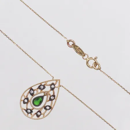 Collier Ankar med integrerat hänge grön och vita stenar samt målade detaljer längd 43cm bredd 0,5mm hängdel 15,4x23mm, rörlig del, defekt länk, 14K Vikt: 3,8 g