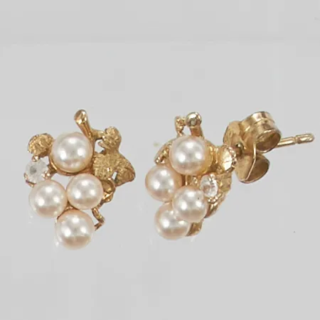 Ett par örhängen "druvklase" 12mm pärlor samt vit sten, förgyllda en snurrebuss saknas, 925/1000 Silver 1,9g.