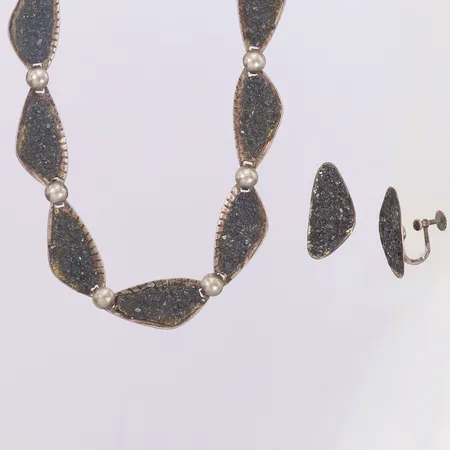 Collier, längd 42cm, med örhängen, längd 25mm, skruvlås, Sala malm från Sala silvergruva, Tinglöfs, Grythyttan, malmbortfall, 835/1000 silver Vikt: 27,5 g