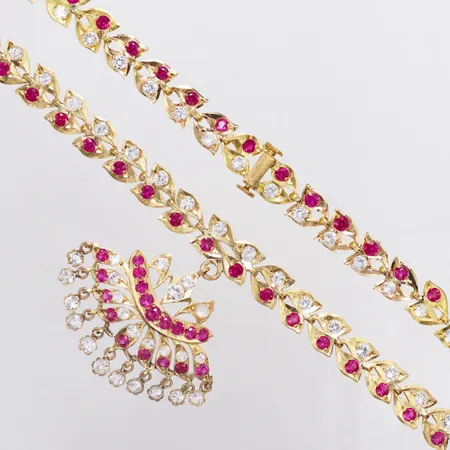 Collier med röda och vita stenar längd 45cm bredd 9-41mm, skruvlås, en sten defekt, rörliga delar, 22K Vikt: 36 g