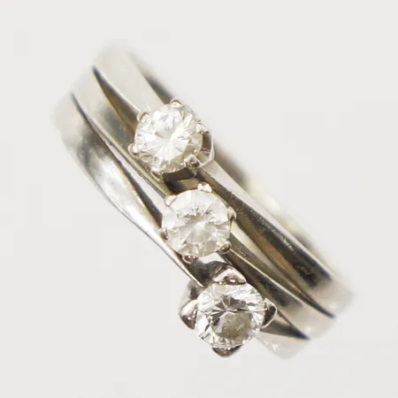 Ring med diamanter, 2xca0,16ct 1xca0,20ct, stl 16¾, bredd 4,4-5,7mm, vitguld 18K Vikt: 5,3 g