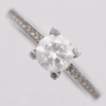 Ring med vita stenar stl:17¼ bredd 2,2-5,8mm vitguld 14K  Vikt: 2,2 g