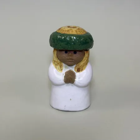 Figurin/Ljushållare, Lucia ur serien Adventsbarn, Lisa Larson för Gustavsberg, glaserat stengods, höjd 11,5cm, märkt undertill.