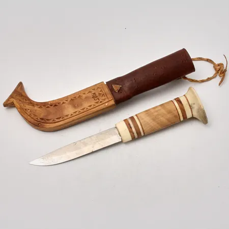 Samekniv i trä/horn, längd ca 19cm, slida i trä/läder, signerad R, tillverkad år 1985