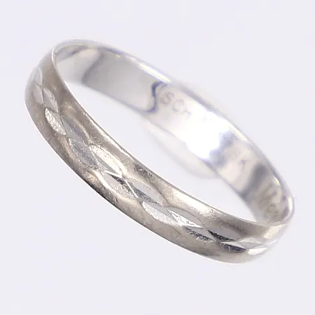 Ring med dekor gravyr vitguld 18K Vikt: 2,1 g