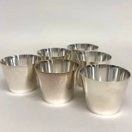 6 Bägare, höjd 4cm, Ø5,5cm, signerade Wiwen Nilsson (1897–1974), år 1948, lätta bucklor, 925/1000 silver  Vikt: 327,1 g