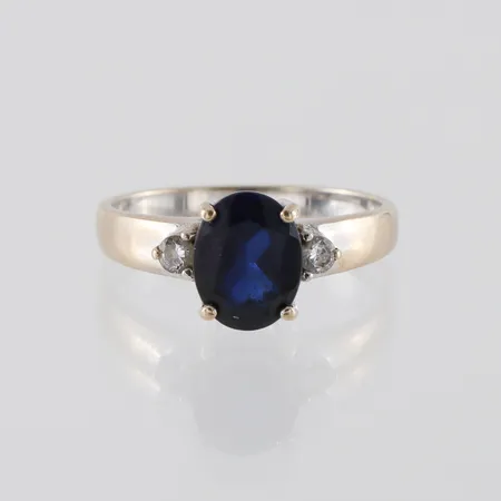 Ring 18k vitguld med syntetisk safir,storlek 17 ½ mm,bredd 2.3-9 mm. Vikt: 3,8 g