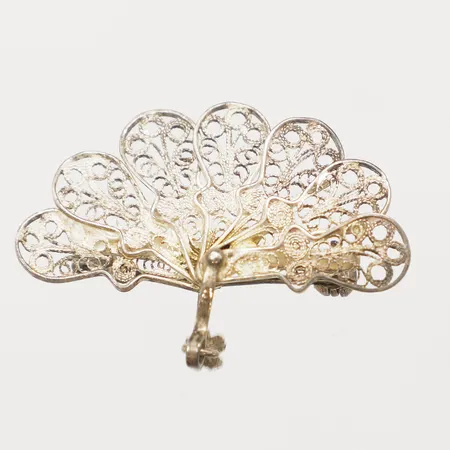 Brosch solfjäder i filigranarbete, längd 40mm, bredd 35mm, 830/1000 silver Vikt: 4,9 g