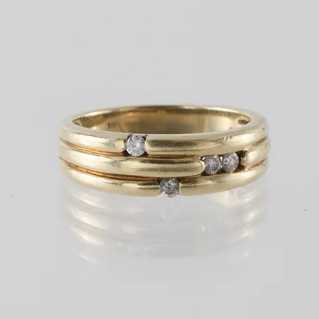 Ring 14k med stenar,storlek 17 mm,bredd 3.4-6.1 mm. Vikt: 4,5 g