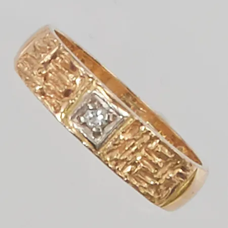 Ring diamant ca 0,02ct, Ø17, bredd:4mm, gravyr 18K 4,1g.