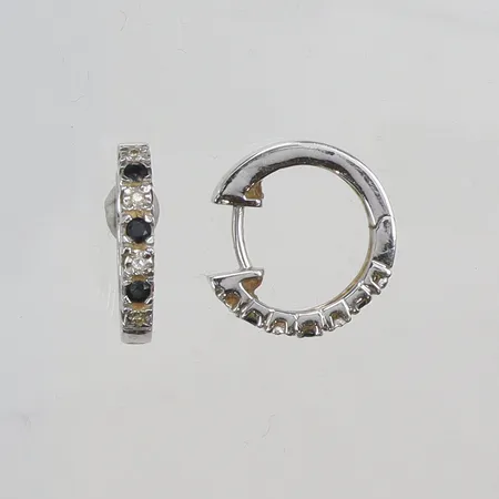 Ett par örhängen med diamanter totalt ca 4x0,005ct samt blå stenar, Ø15mm, vitguld, 14K Vikt: 3,9 g