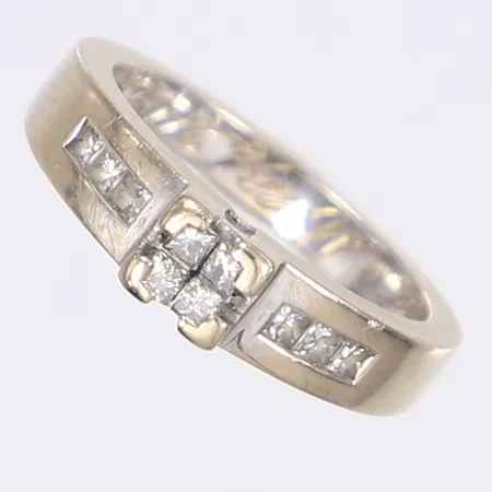 Ring stl 16¾ med diamanter 10x ca 0,02ct gravyr vitguld 18K Vikt: 5,3 g