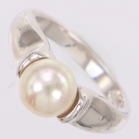 Ring med plastpärla, Majorica, stl 16¾, bredd 7,8mm, repor, 925/1000 silver, originalask Vikt: 5,2 g