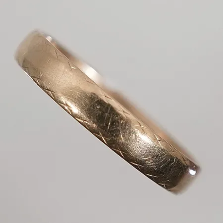 Ring Stl: 21½ bredd 4mm med gravyr och repig 18k 3,6g 