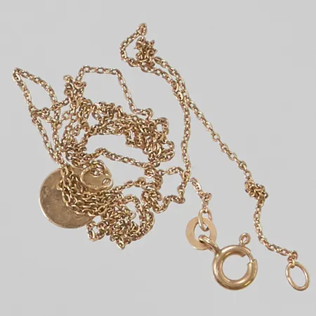 Kedja med hänge, knut/gravyr, 18K 2,2g.