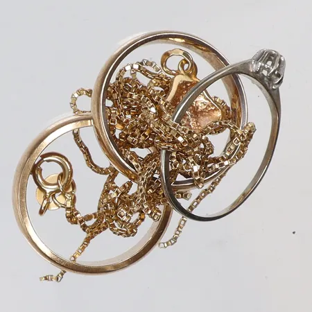 Diverse guld, defekt, gravyr 18K Vikt: 13,4 g