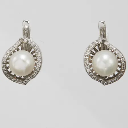 Ett par örhängen med vita stenar samt odlade sötvattenpärlor, ca 15,5x13,5mm, ryska stämplar, saknar sten, 925/1000 silver Vikt: 6,2 g