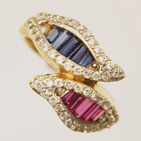 Ring med röda och blå stenar, stl 18½, bredd 13,5mm, 1 sten saknas, 18K Vikt: 7,6 g