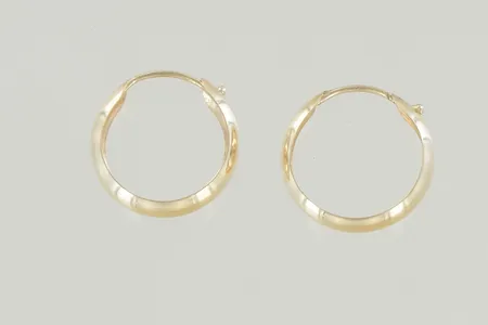 Ett par örhängen, diam 1 cm, bredd 4,5 mm, 18K Vikt: 0,9 g