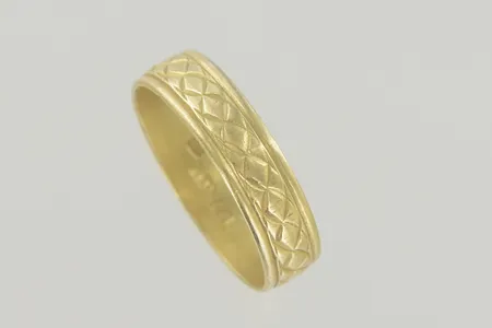 Ring, Ø 17½ mm, bredd 5 mm, ojämn, 22K Vikt: 3,3 g