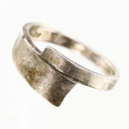 Ring, stl 18, bredd 2,5-9mm, hack, otydliga stämplar, silver. Vikt: 4 g