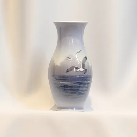 Vas med motiv av måsar Royal Copenhagen modell 1138/2289 höjd 17,5cm  Skickas med paket.