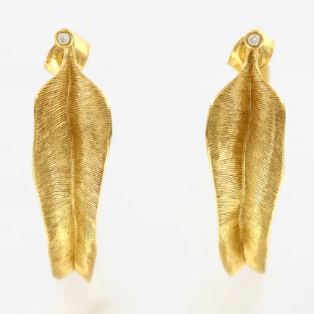 Ett par örhängen Ole Lynggaard diamanter 2 x ca 0,02ct, 35mm, bredd:2-10mm, etui, 18K. Vikt: 7,3 g