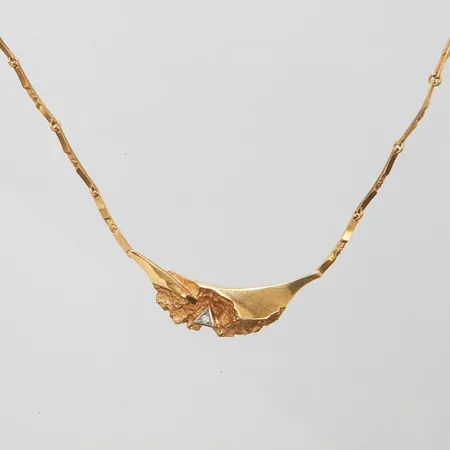 Collier med diamant 1 x ca 0,02ct längd ca 42,5cm, bredd 2-11mm, 18K Vikt: 10 g