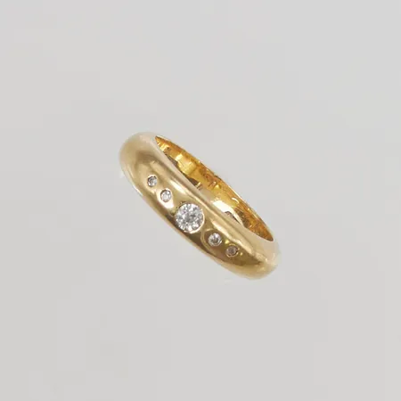 Ring diamanter 1x ca 0,15ct, 4x ca 0,01ct, Ø18¼, bredd:5mm, 18K 10,1g.