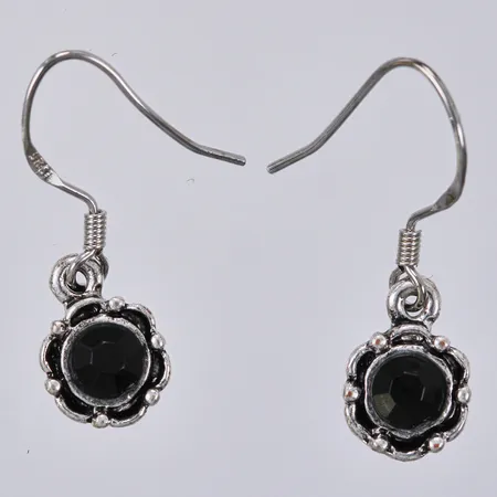 Ett par örhängen med svarta stenar längd: ca 2,3cm bredd: ca 8mm 925/1000 silver  Vikt: 2 g