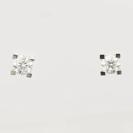 Ett par örhängen med diamanter, 2x0,25ct, varav en syntetisk diamant, 4,4x4,4mm vitguld, 14K Vikt: 1,3 g