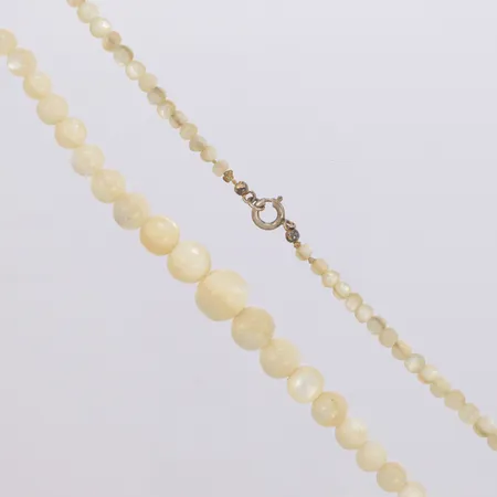 Collier, pärlemor, doserat, 3,8-11,3mm, längd 43cm, bör träs om, slitage, lås i vitmetall