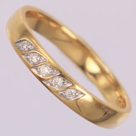 Ring med diamanter 5x ca 0,01ct, stl 19, bredd 3,3mm, GHA, 18K  Vikt: 4 g
