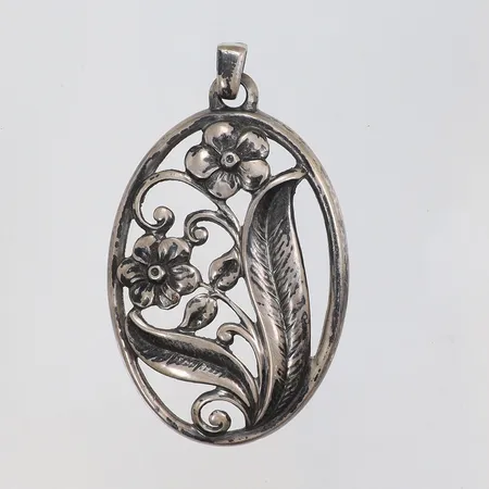 Hänge med växtmotiv, 60x35mm, stämplad GD (Gustav Dahlgren), silver, 830/1000 Vikt: 12,4 g